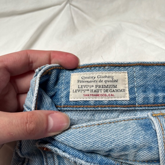 [SOLD] Levi’s Wedgie Straight High-Rise Lightwash Jean - Picture 9 of 12